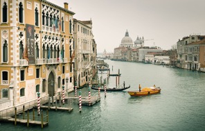 PM: Gondeln, Seilbahnen und Boote: Wie DHL an schwer zug&auml;nglichen Orten weltweit Pakete zustellt / PR: Gondolas, Cable Cars, and Boats: How DHL delivers packages in hard-to-reach locations worldwide